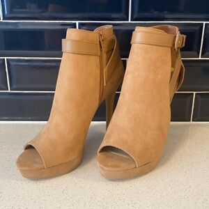 New w/o box Apt 9 Tan booties Size 9